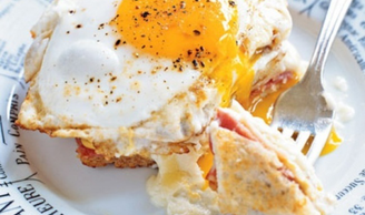 Sanduíche "Croque Madame"